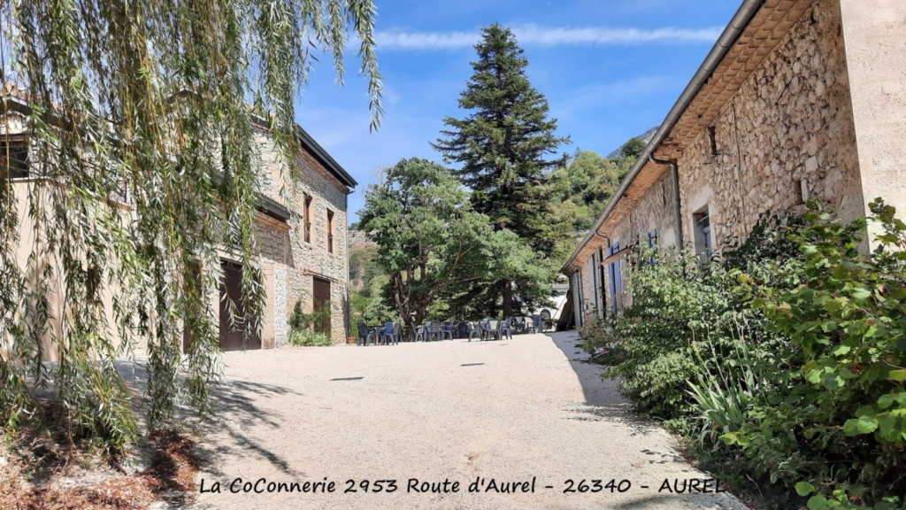 Photo de la cour de la CoConnerie, Espace Culturel de Création Artistique, 2953 Route d'Aurel - 26340 -AUREL