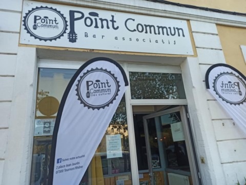 façade du local du Café théâtre "le point commun"