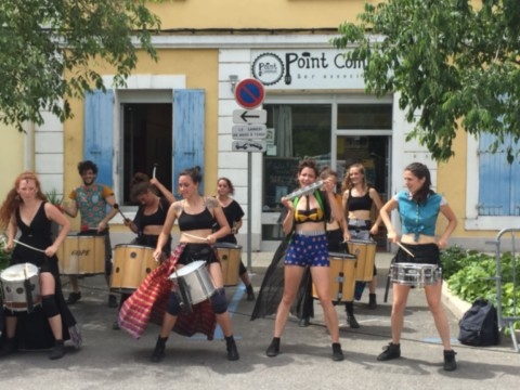 spectacle devant le local du Café théâtre "le point commun"